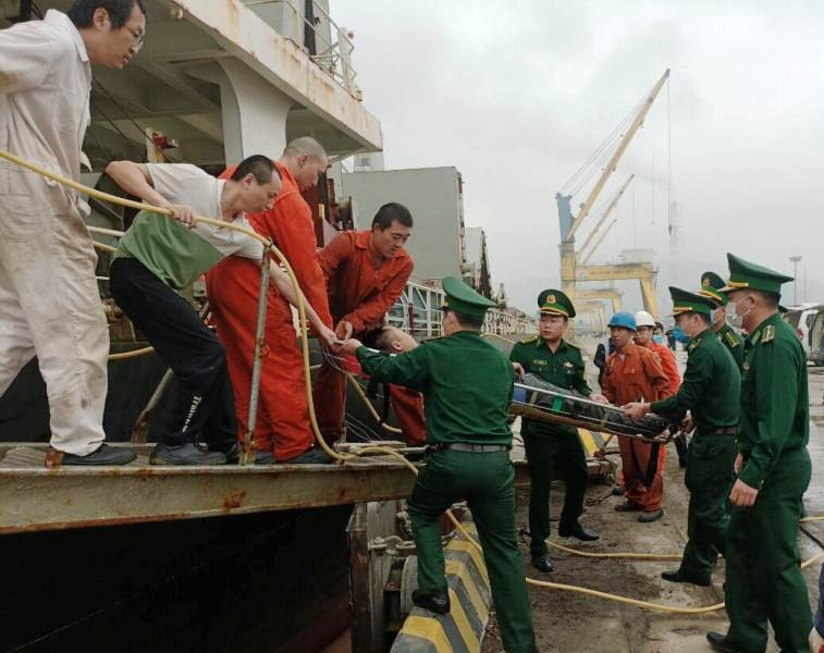 Lực lượng chức năng cứu hộ nạn nhân hôn mê.