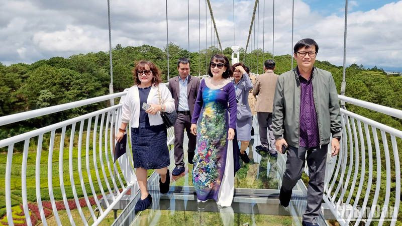 Cầu kính công nghệ 7D thu hút du khách trải nghiệm trong ngày khai trương. 