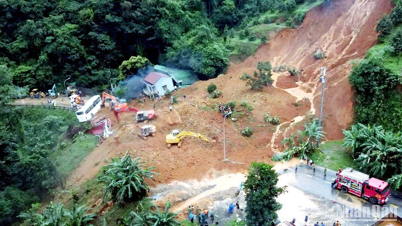 Hiện trường vụ sạt lở nghiêm trọng trên đèo Bảo Lộc.