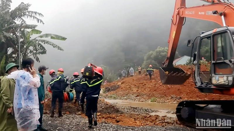 Các lực lượng triển khai công tác cứu nạn, cứu hộ vụ sạt lở trên đèo Bảo Lộc vào ngày 30/7. 