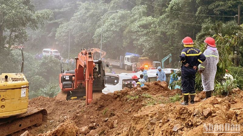 Hiện trường vụ sạt lở nghiêm trọng trên đèo Bảo Lộc.