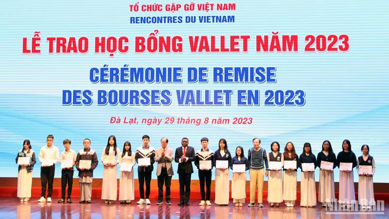 Giáo sư Odon Vallet (thứ bảy, bên phải) và đại diện Tổ chức Gặp gỡ Việt Nam trao học bổng tặng các học sinh xuất sắc tỉnh Lâm Đồng.