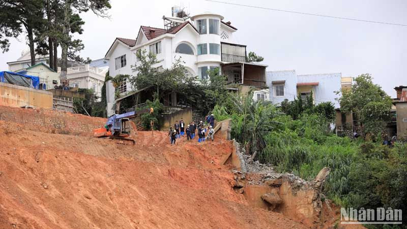 Đà Lạt mời chuyên gia địa chất Nhật Bản khảo sát hiện tượng sạt lở đất tại một số khu vực trên địa bàn thành phố. 
