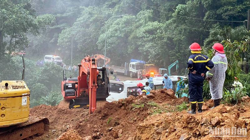 Hiện trường vụ sạt lở nghiêm trọng trên đèo Bảo Lộc ngày 30/7.