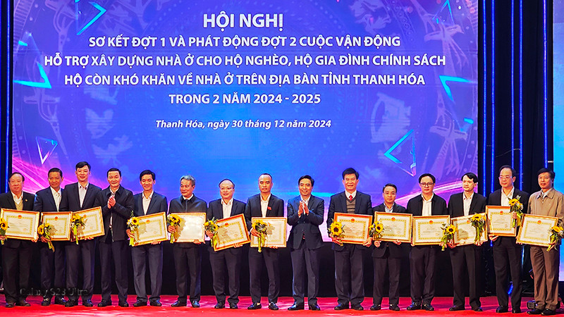 Bí thư Tỉnh ủy Thanh Hóa trao tặng Bằng khen cho các tập thể có thành tích trong thực hiện Chỉ thị 22.