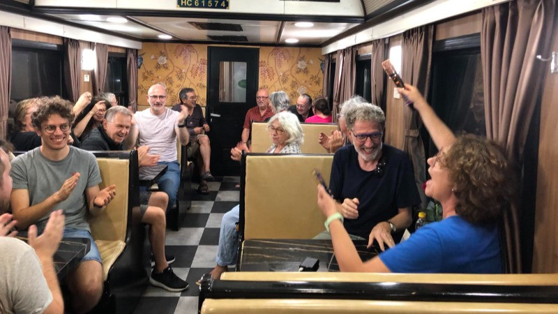 Khách nước ngoài vui vẻ ca hát trên tàu.