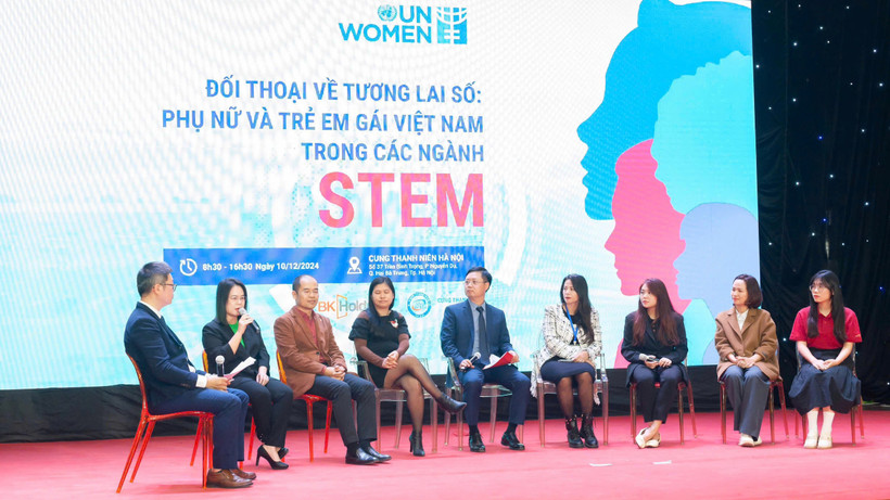 Khách mời trao đổi, chia sẻ tại buổi Đối thoại.