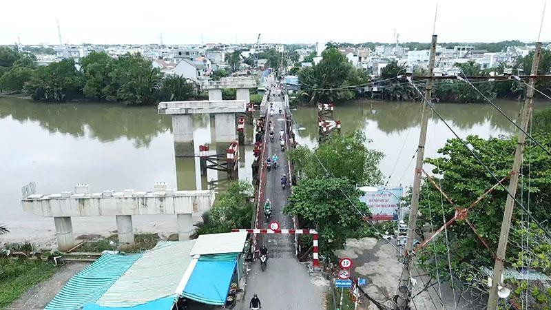 Cầu mới Long Kiểng tiếp tục được thi công cạnh cây cầu cũ bằng sắt xuống cấp.