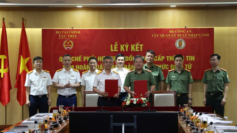 Lễ ký Quy chế phối hợp trong việc trao đổi, cung cấp thông tin tạm hoãn xuất cảnh bằng hình thức điện tử giữa Cục Thuế, Bộ Tài chính và Cục Quản lý xuất nhập cảnh, Bộ Công an.