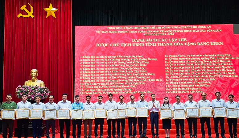 Lãnh đạo tỉnh Thanh Hóa trao tặng Bằng khen cho các tập thể có thành tích xuất sắc.