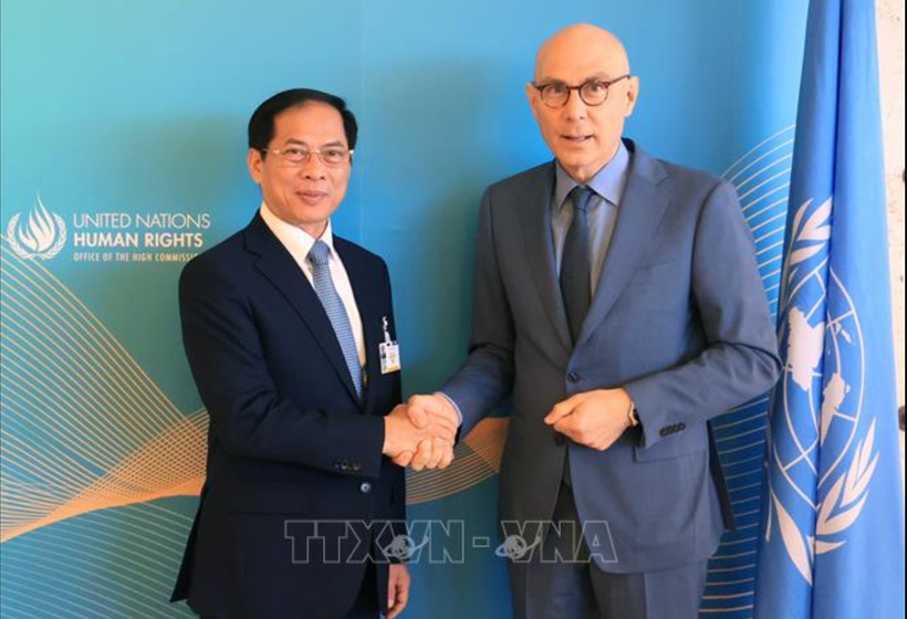 Bộ trưởng Ngoại giao Bùi Thanh Sơn và Cao ủy Nhân quyền của Liên hợp quốc Volker Turk. Ảnh: TTXVN