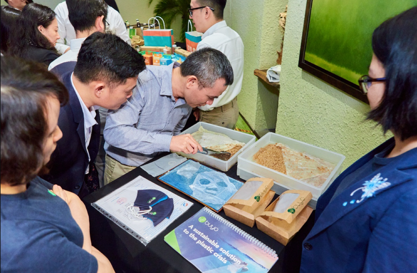 Các sản phẩm của Công ty nhựa sinh học BUYO thu hút sự quan tâm của người tiêu dùng. (Ảnh: Thu Nga)