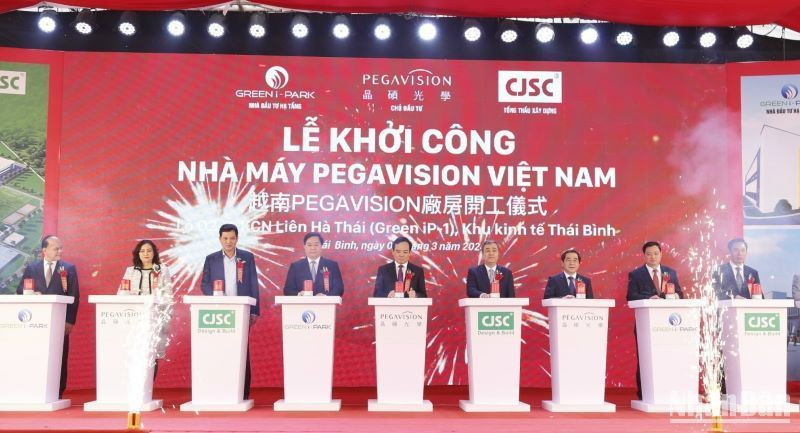 Các đại biểu thực hiện nghi thức bấm nút khởi công nhà máy sản xuất kính áp tròng tại khu công nghiệp Liên Hà Thái (tỉnh Thái Bình).