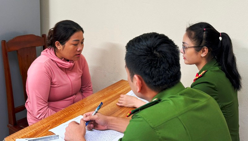 Công an làm việc với đối tượng có hành vi mua, bán người.