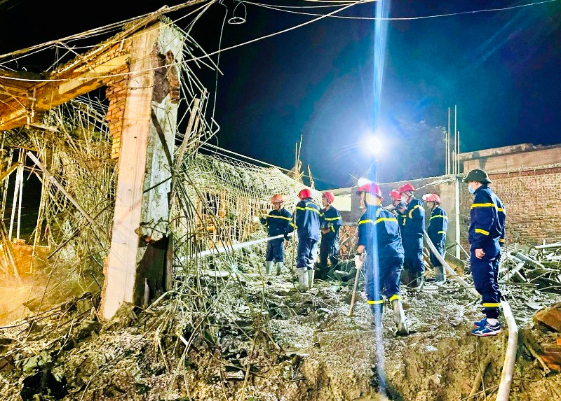 Lực lượng chức năng tìm kiếm, cứu hộ trong đêm.