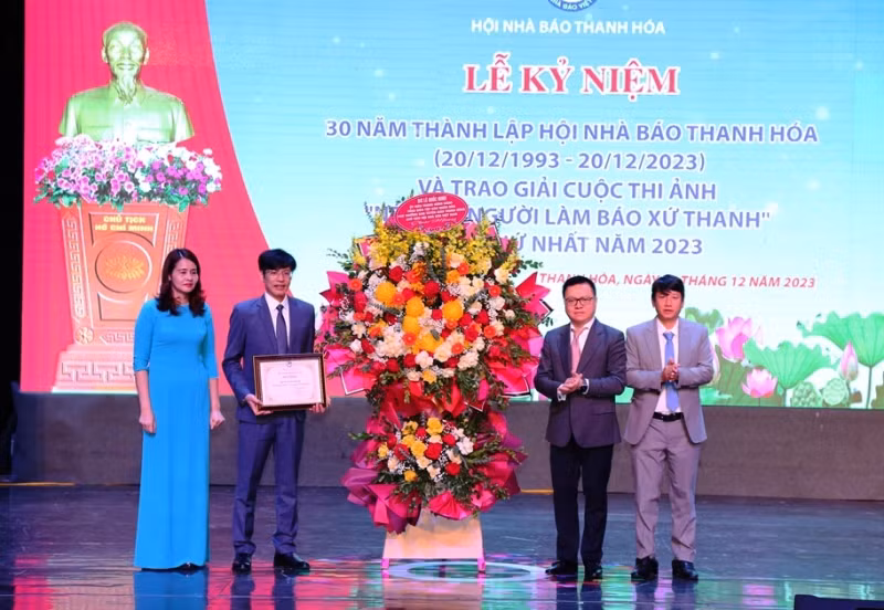 Trung ương Hội Nhà báo Việt Nam tặng Bằng khen và hoa chúc mừng Hội Nhà báo tỉnh Thanh Hóa.