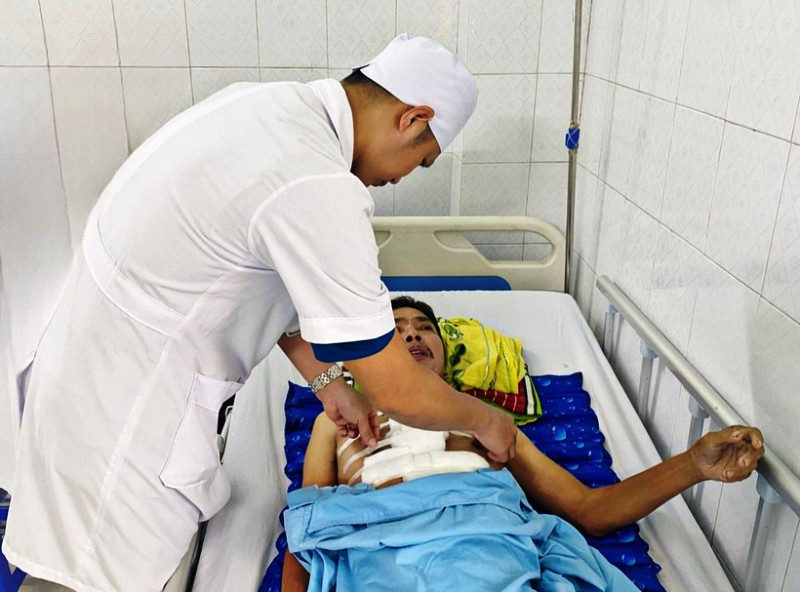 Bác sĩ thăm khám, kiểm tra vết thương cho bệnh nhân.