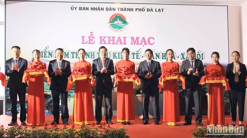 Lãnh đạo tỉnh Lâm Đồng và thành phố Đà Lạt thực hiện nghi thức khai mạc triển lãm.
