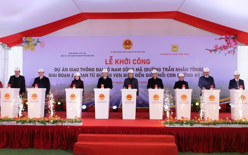 Các đại biểu phát lệnh khởi công, thực hiện dự án.