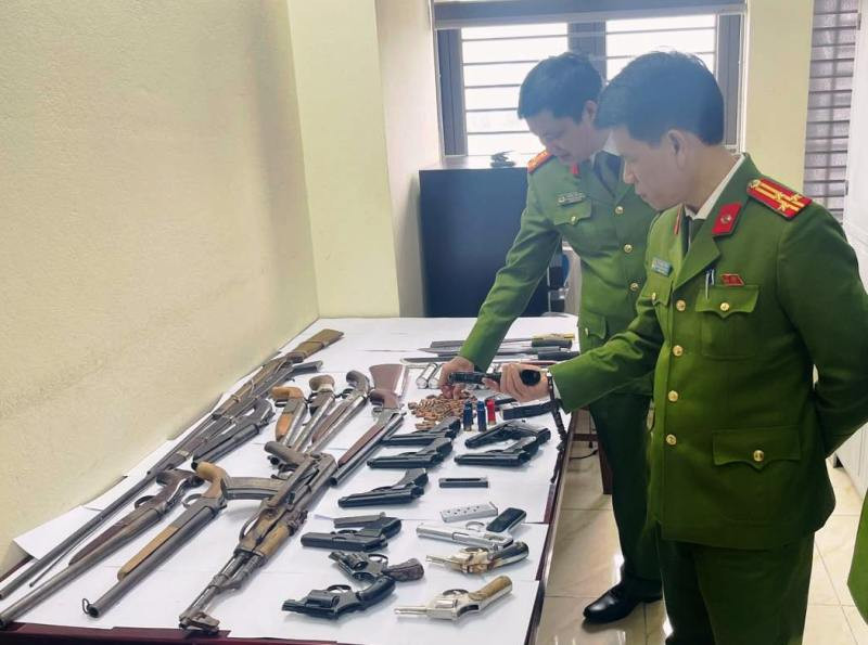 Công an kiểm tra các loại vũ khí thu giữ.