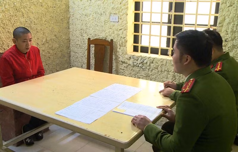 Công an xét hỏi đối tượng có hành vi cho vay lãi nặng trong giao dịch dân sự.