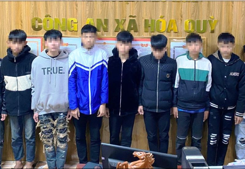 Nhóm thiếu niên có hành vi sản xuất pháo nổ trái phép.