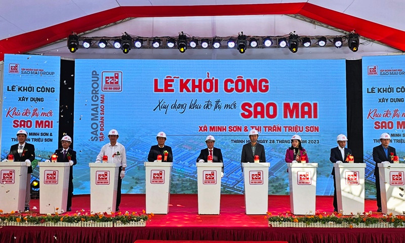 Các đại biểu ấn nút phát lệnh khởi công dự án.