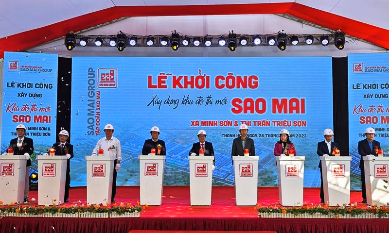 Các đại biểu ấn nút phát lệnh khởi công dự án.