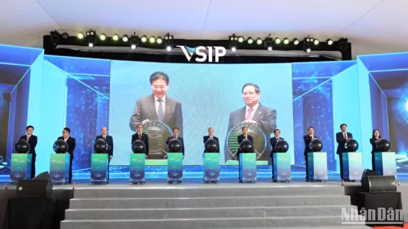 Nghi thức ấn nút khởi công dự án Khu công nghiệp VSIP Thái Bình diễn ra đồng thời tại Văn phòng Chính phủ và xã Thụy Trường, huyện Thái Thụy, tỉnh Thái Bình.