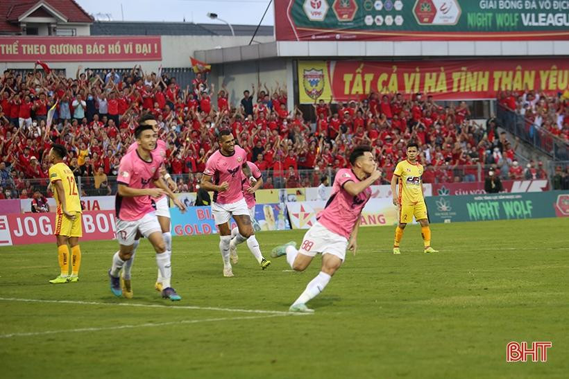 Các cầu thủ Hà Tĩnh ăn mừng bàn thắng mở tỷ số. (Ảnh: Báo Hà Tĩnh)