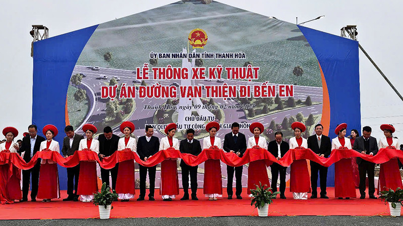 Các đại biểu cắt băng, thông xe kỹ thuật đường giao thông.