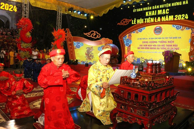 Đọc chúc văn trong đêm khai mạc Lễ hội đền Tiên La. (Ảnh: VĂN HỌC)