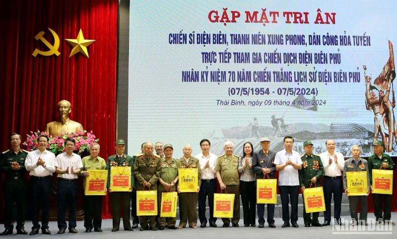 Các đồng chí lãnh đạo tỉnh Thái Bình và thành phố Thái Bình tặng quà cho cán bộ, chiến sĩ tham gia chiến dịch Điện Biên Phủ.