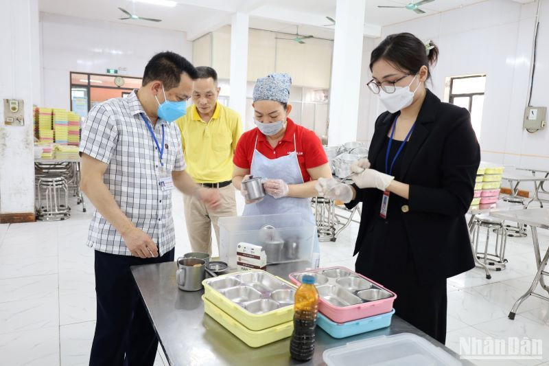 Chi cục An toàn thực phẩm tỉnh Thái Bình kiểm tra việc lưu mẫu và thực phẩm test nhanh dụng cụ đựng thực phẩm tại Công ty trách nhiệm hữu hạn May Lan Lan.