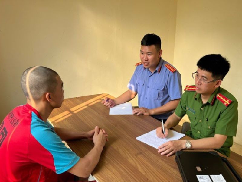 Đối tượng Hải làm việc với cơ quan chức năng. (Ảnh: Công an cung cấp)