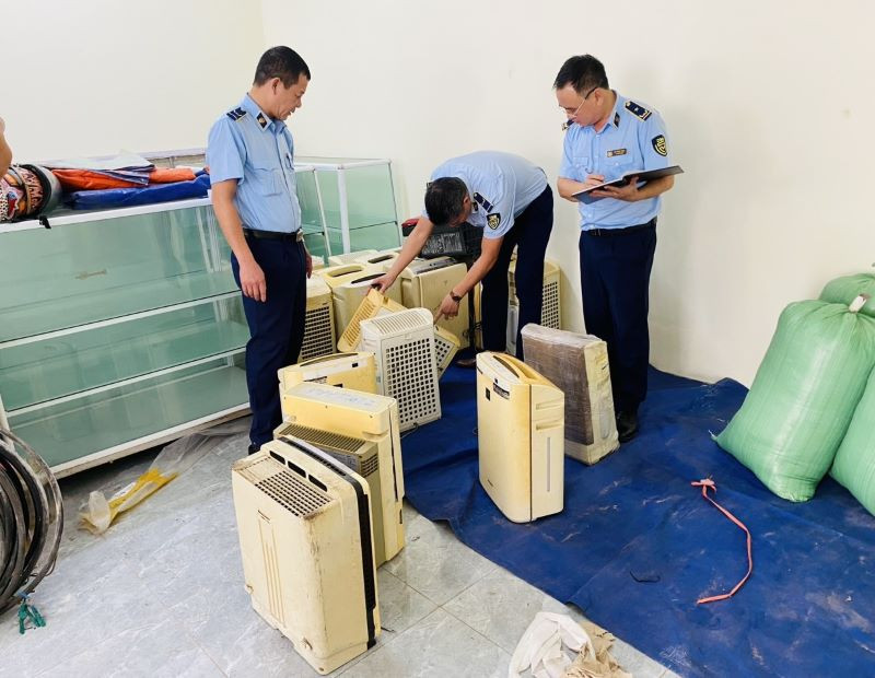 Lực lượng quản lý thị trường kiểm tra, xử lý máy làm khô quần áo nhập lậu. (Ảnh: Cục Quản lý thị trường tỉnh Thái Bình cung cấp)
