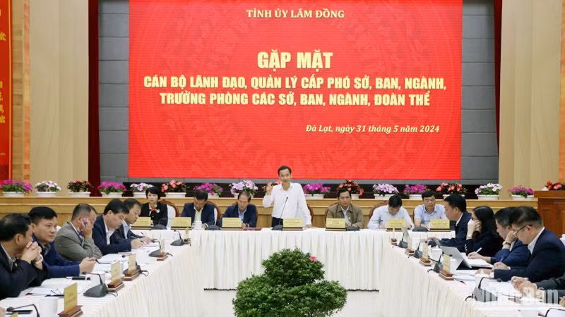 Quyền Bí thư Tỉnh ủy Lâm Đồng Nguyễn Thái Học chủ trì buổi gặp mặt.