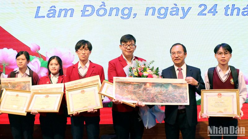 Lãnh đạo Sở Giáo dục và Đào tạo tỉnh Lâm Đồng trao tranh panorama "Chiến dịch Điện Biên Phủ" tặng các học sinh xuất sắc tại lễ tuyên dương.