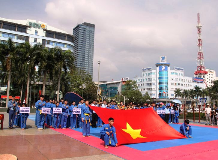 Nghi lễ chào cờ khai mạc hội diễn.