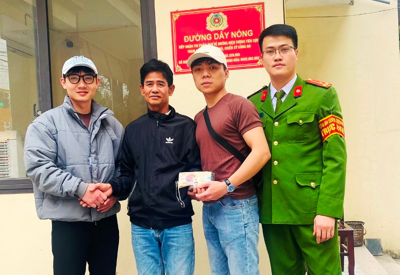Công an cùng hai thanh niên trả lại tài sản cho người đánh rơi.