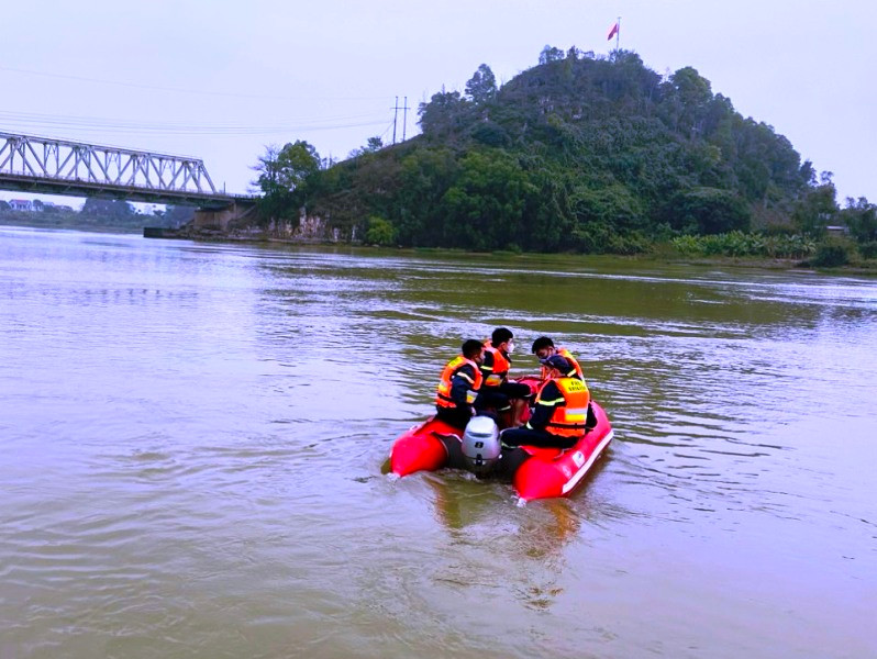 Lực lượng chức năng tìm kiếm nạn nhân trên sông Mã.