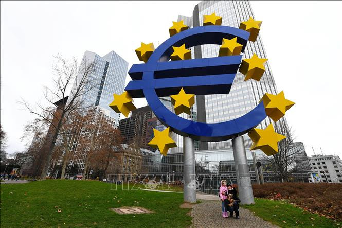 Biểu tượng đồng euro tại Frankfurt, Đức. (Ảnh: THX/TTXVN)
