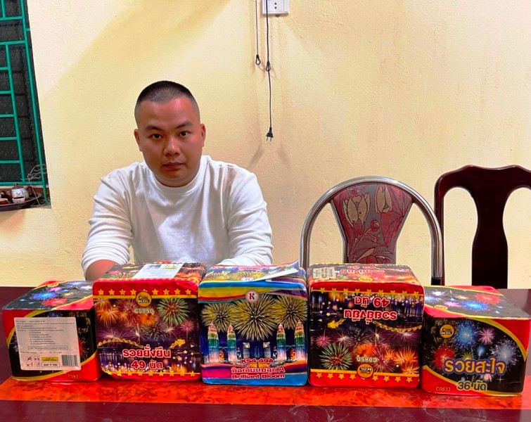 Đối tượng Lê Văn Đức cùng pháo tang vật.