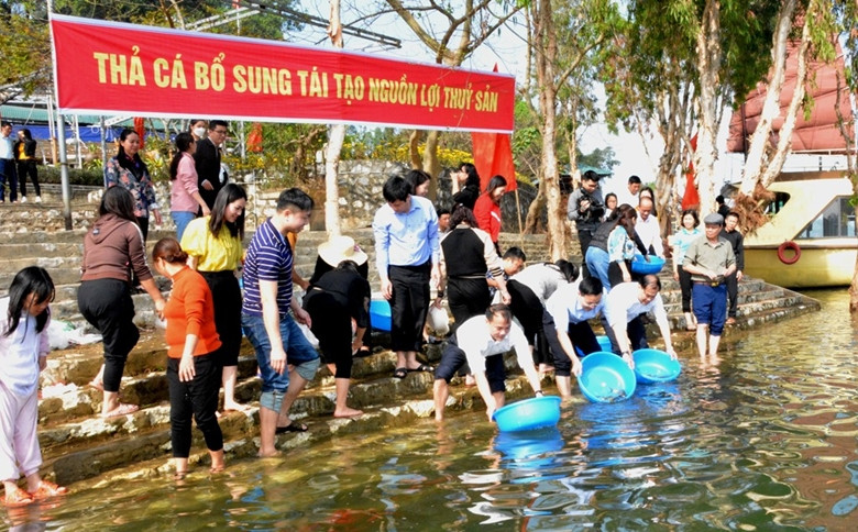 Thả cá bổ sung nguồn lợi thủy sản hồ Thác Bà. (Ảnh: Báo điện tử Đảng Cộng sản)