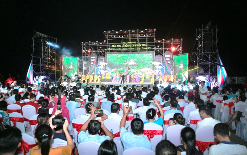 Quang cảnh lễ hội du lịch biển Nghi Sơn.