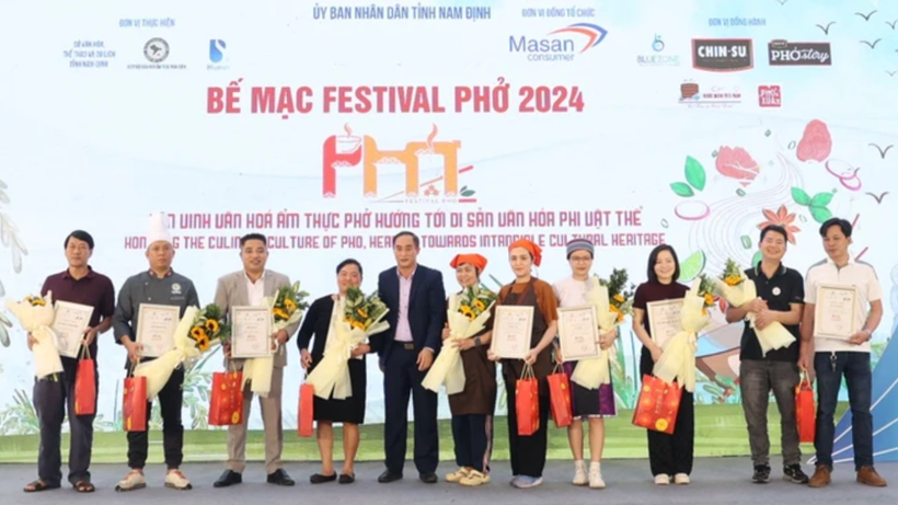 Ban tổ chức trao giấy chứng nhận tham gia Festival Phở 2024 cho đại diện các thương hiệu phở trên cả nước. 