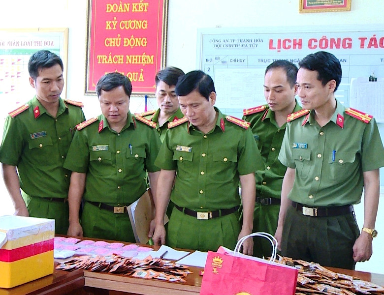 Công an Thanh Hóa xem tang vật vụ án cùng các loại ma túy mới.