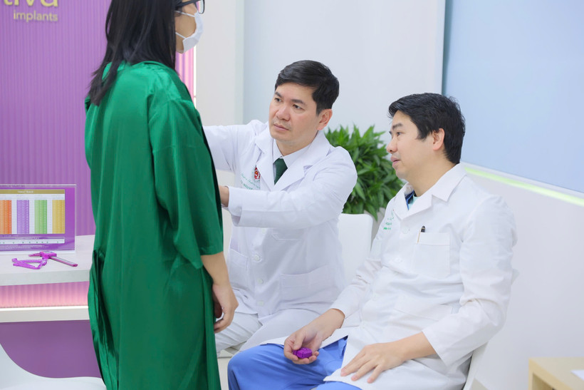 Tiến sĩ, bác sĩ Hoàng Thanh Tuấn, Phó Giám đốc Trung tâm Thẩm mỹ, Bệnh viện Trung ương Quân đội 108 Khám sàng lọc cho bệnh nhân sáng 28/2.