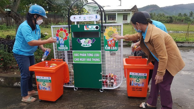 Phụ nữ đóng vai trò chủ đạo trong việc thu gom, phân loại và tái chế rác thải nhựa cả chính thức và không chính thức tại các hộ gia đình, cộng đồng. (Ảnh: Báo điện tử Chính phủ)