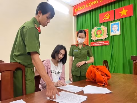 Ngọc Trinh tại cơ quan công an. (Ảnh: Cổng thông tin Chính phủ)